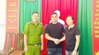 Công an phường hỗ trợ người dân nhận lại trên 1 tỷ đồng chuyển nhầm