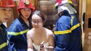 Giải cứu 7 người bị mắc kẹt trong thang máy lơ lửng giữa tầng 1 và 2