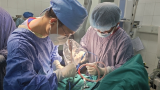 Phẫu thuật cứu bé trai bị dao cắm vào đầu trong lúc chơi đùa