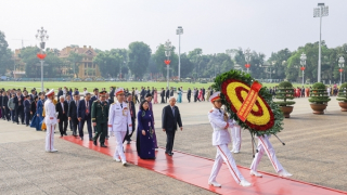 Đoàn đại biểu dự Đại hội Mặt trận Tổ quốc Việt Nam lần thứ XI vào viếng lăng Chủ tịch Hồ Chí Minh
