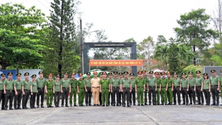 Công an TP Hà Nội dâng hương tưởng niệm các Anh hùng liệt sĩ tại Nghĩa trang Hàng Dương, Côn Đảo