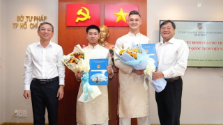 Hai cầu thủ Việt kiều Khoa Ngô và Lê Giang Patrik nhận quốc tịch Việt Nam