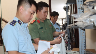 Chồng bị khởi tố, vợ tiếp tục bán đồ giả thương hiệu nổi tiếng