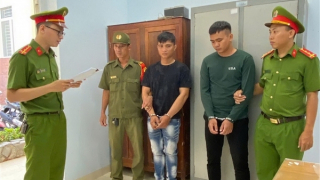 Giúp bạn giải quyết mâu thuẫn bằng mũ bảo hiểm, hai đối tượng phải "nhập trại"