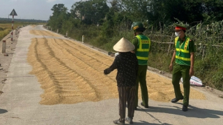 Hiểm hoạ từ việc người dân phơi thóc trên các tuyến giao thông