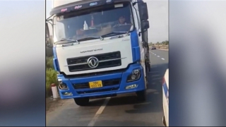 Truy chặn tài xế bất chấp hiệu lệnh CSGT, lái xe tải lạng lách trên QL1A