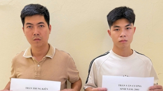 Hai anh em ruột hành hung người phụ nữ vì nghi ngờ có quan hệ bất chính với bố