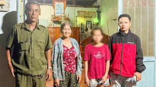 Công an phường ở Cần Thơ đưa bé gái đi lạc về nhà an toàn