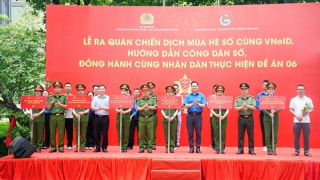 "Đi từng ngõ, gõ từng nhà" đưa tiện ích số đến với người dân