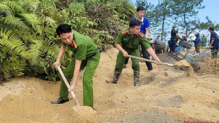 Công an xã cùng nhân dân ra quân làm đường liên thôn ngày thứ bảy