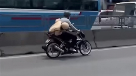 Đang làm rõ clip người vi phạm tháo chạy để CSGT đu bám trên xe