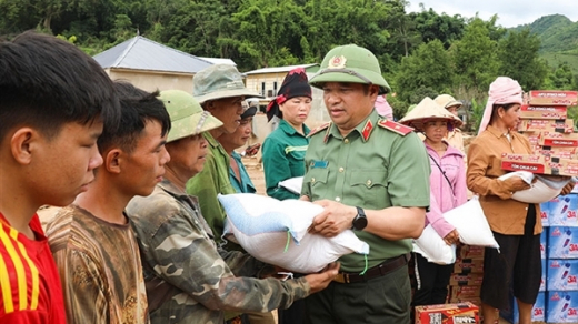 Tỏa sáng tình quân dân trong lũ dữ