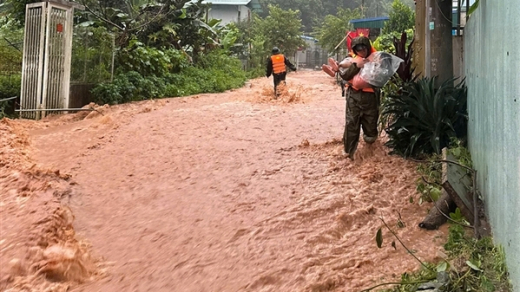 Công an Điện Biên hỗ trợ nhân dân ứng phó mưa lũ, sạt lở đất