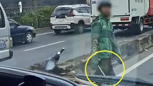 Nam thanh niên "hổ báo" đập phá xe tải, gây rối trên đường phố