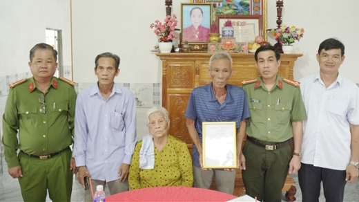 Bàn giao nhà tình nghĩa cho thân nhân thờ cúng liệt sĩ CAND