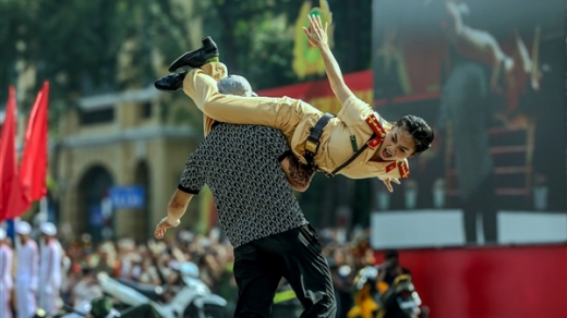 Nữ CSGT trình diễn võ thuật, quật ngã tội phạm bên Hồ Gươm