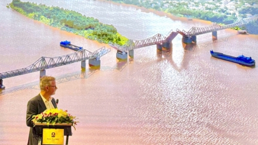 France partners with Hanoi to embellish and preserve values of Long Bien bridge