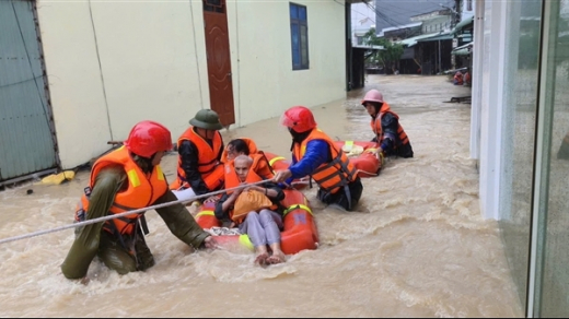 Xúc động hình ảnh Công an Gia Lai cứu trợ, giúp dân trong lũ lớn
