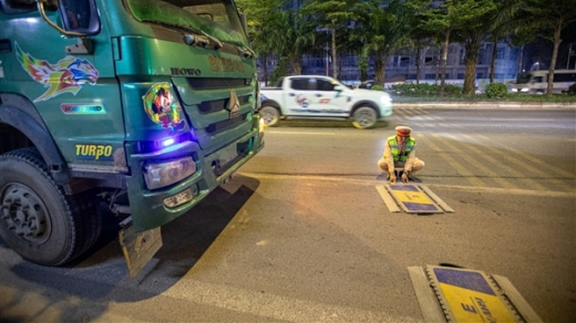 CSGT Hà Nội xử lý Howo quá tải, che dán biển số