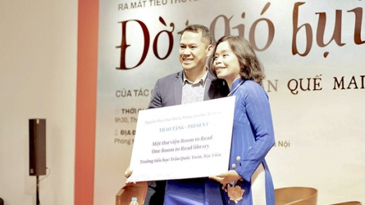 “Đời gió bụi” và hành trình "ngược" về tiếng mẹ