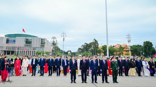 Đoàn đại biểu các điển hình tiêu biểu toàn quốc báo công dâng Bác