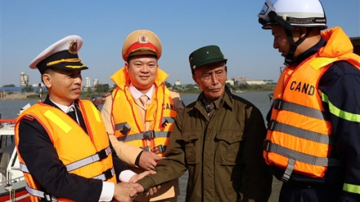 Công an Hà Nội lan tỏa phong trào thi đua “Ba nhất” đến với người dân vạn chài