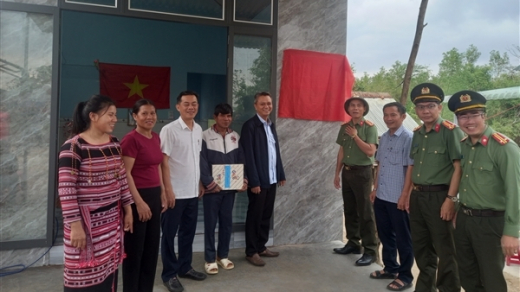 Công an tỉnh Đắk Lắk trao tặng căn nhà đầu tiên trong “Chiến dịch Quang Trung”