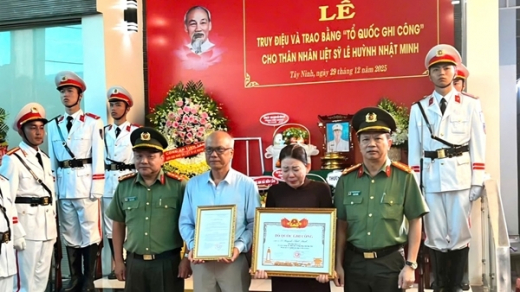 Truy điệu và trao bằng Tổ quốc ghi công cho thân nhân Liệt sĩ Lê Huỳnh Nhật Minh