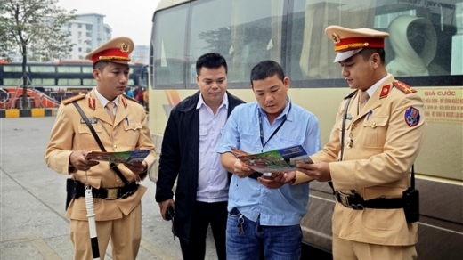 Cận Tết dương lịch, CSGT Hà Nội tăng cường kiểm tra xử lý xe khách vi phạm