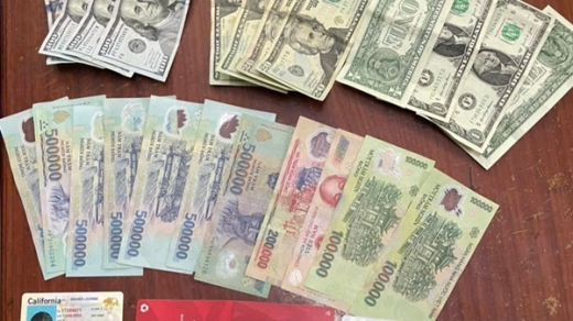 Khách đi tàu bỏ quên cả bông tai, dây chuyền vàng trong… túi rác