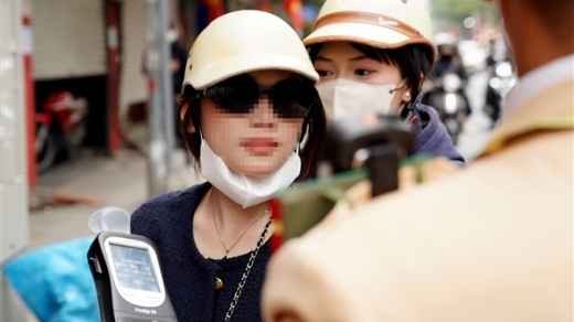 CSGT Hà Nội ứng trực, xử lý vi phạm nồng độ cồn dịp Tết Dương lịch