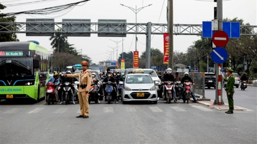Ngày cuối nghỉ Tết dương lịch, CSGT Hà Nội chốt trực đảm bảo giao thông đón người dân trở về