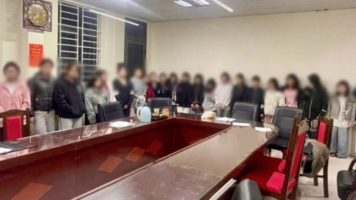 Triệt phá đường dây mua bán nhân viên “rót bia, bấm bài” dưới 16 tuổi