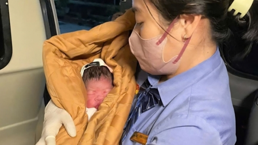 Em bé đầu tiên chào đời trên tàu Thống Nhất trong năm 2026