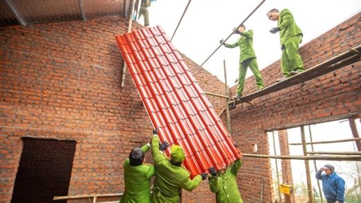 Gần dân nhất ở nơi giá rét – Công an xã Y Tý chung tay xây dựng những mái nhà sau bão