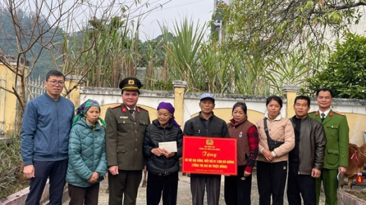 Công an tỉnh Cao Bằng trao bò giống hỗ trợ hộ nghèo ở xóm Pác Bó