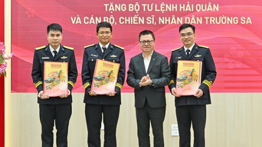 Trao tặng 5.000 tờ báo Xuân Nhân Dân cho CBCS Hải quân và nhân dân Trường Sa