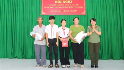 Công an xã ở Cần Thơ trích lương nhận đỡ đầu 2 học sinh mồ côi