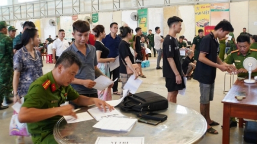 “Việc nhẹ lương cao”: Lời kể của người trong cuộc