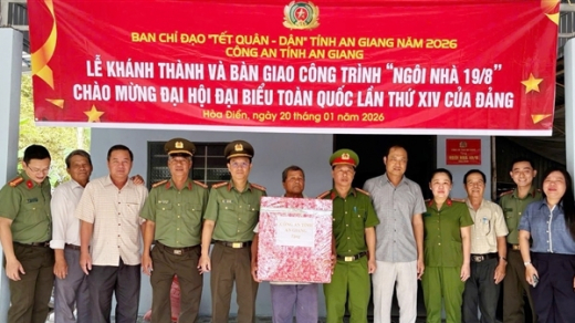 Công an tỉnh An Giang bàn giao “Ngôi nhà 19/8” tặng 2 hộ dân