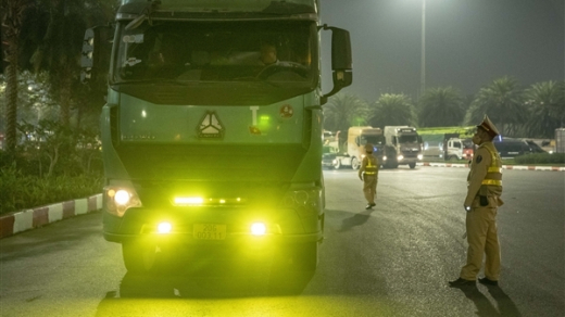 CSGT xử lý xe tải độ đèn siêu sáng, người dân ủng hộ làm mạnh tay