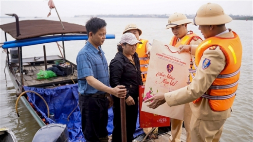 Giữ bình yên sông nước để người dân vui xuân đón Tết