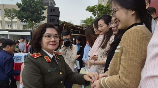 160 suất quà trao cho đoàn viên, lao động khó khăn trong CAND