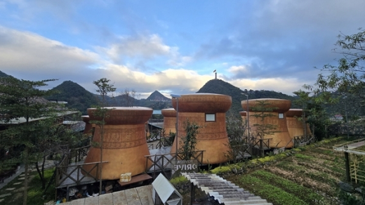 Đồng hồ lưu giữ báu vật 300 năm tuổi trong ngôi làng đẹp nhất cực Bắc