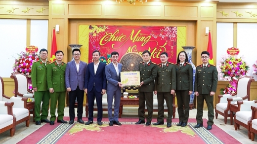 Công an Bắc Ninh tặng quà tại Trung tâm điều dưỡng thương binh Lạng Giang