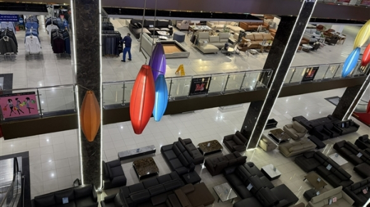 Giữa đô thị sôi động, trung tâm thương mại chật vật tìm khách