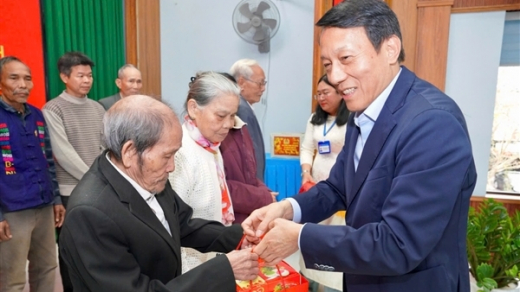 Minister Luong Tam Quang presents Tet gifts to policy beneficiary families in Hue City