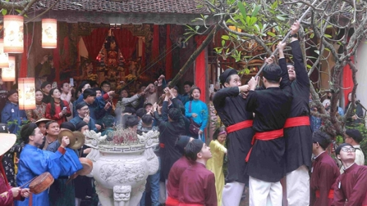 Đội mưa rét đón xuân trên nhiều tuyến phố cổ Hà Nội