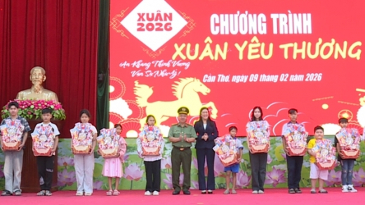 Công an TP Cần Thơ tặng quà 74 cháu mồ côi, khó khăn