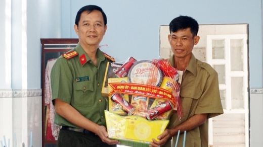 Công an tỉnh An Giang bàn giao 2 căn Nhà Đại đoàn kết tại xã U Minh Thượng